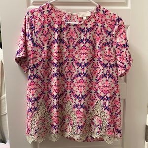 Damask printed short sleeve top with open crochet trim hem